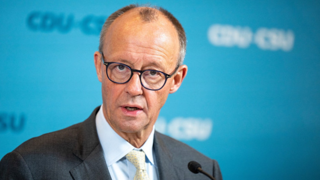 Razboiul din Ucraina ar putea dura în continuare multe luni, iar sprijinul pentru Kiev trebuie menținut, a avertizat vineri cancelarul german Friedrich Merz. Acesta a făcut declarații alături de președintele francez Emmanuel Macron, cu ocazia unei întâlniri la Toulon, în Franța, relatează AFP.