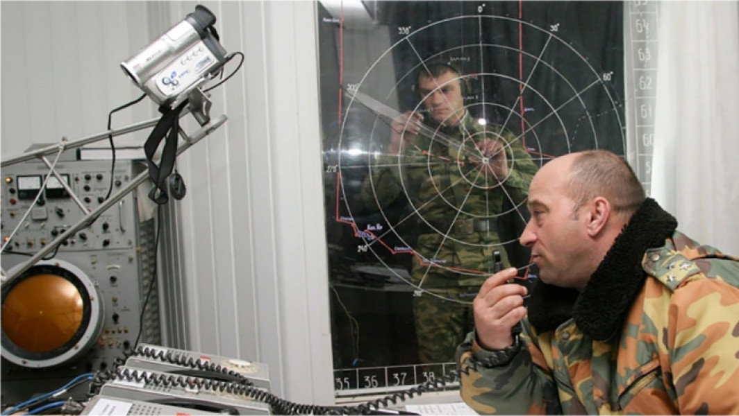 Postul radio misterios UVB-76, cunoscut și drept "Zumzaitul", rezonează cu enigma de la începutul Războiului Rece și a revenit în centrul atenției în recentul context geopolitic. Conform site-ului digi24.ro, această stație transmisă pe unde scurte din Rusia a devenit subiect de discuție printre propagandiștii pro-razboi, care leagă mesajele sale criptice de eventuale evenimente catastrofale, precum o apocalipsă nucleară.