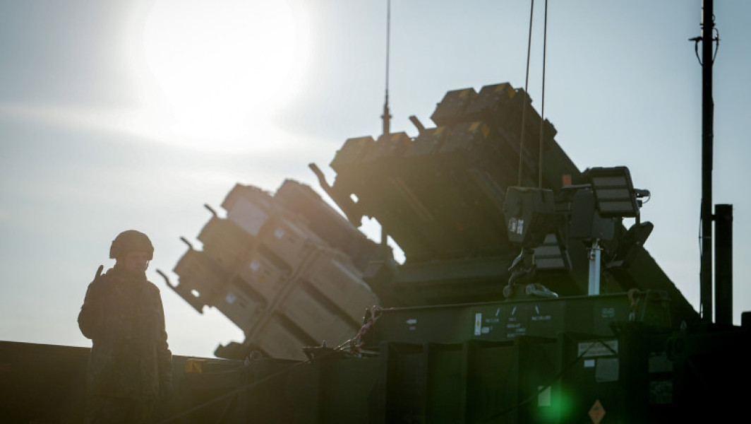 Statelor Unite le-a fost aprobată vânzarea de sisteme de apărare antiaeriană Patriot către Danemarca, în ciuda faptului că țara nu operează aceste sisteme în prezent. Conform potirvit digi24.ro, acest acord, în valoare de 8,5 miliarde de dolari, include șase lansatoare, sisteme radar și rachete, și are ca scop susținerea Danemarcei în sprijinirea Ucrainei în fața amenințării rusești.