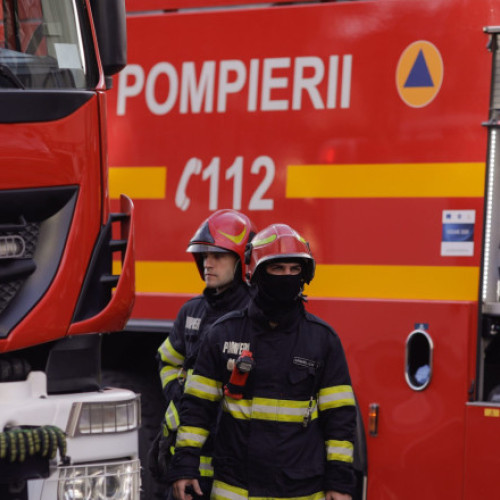 Pompierii din Constanța intervin după un incendiu la locomotiva care tractează 15 vagoane