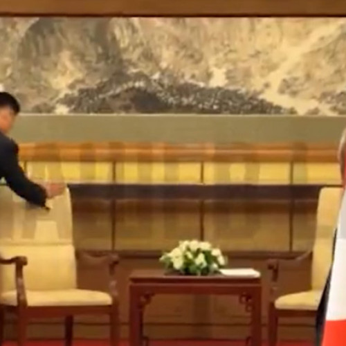 Agent nord-coreean dezinfectează obiectele atinse de Kim Jong-un la întâlnirea cu Putin