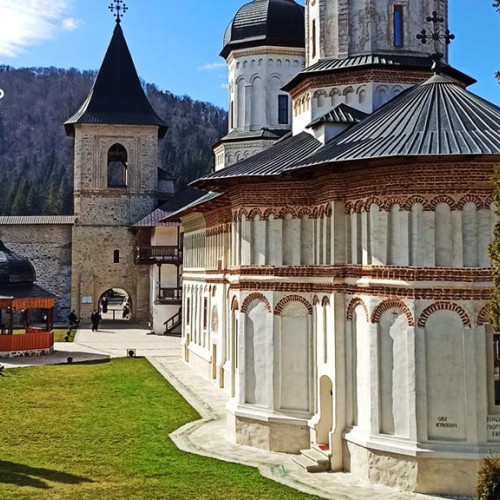 Pelerinaj pentru seniorii din satele cărășene către Mănăstirea Prislop