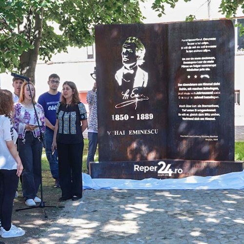 Monument dedicat poetului Mihai Eminescu dezvelit la Universitatea Babeș-Bolyai din Reșița